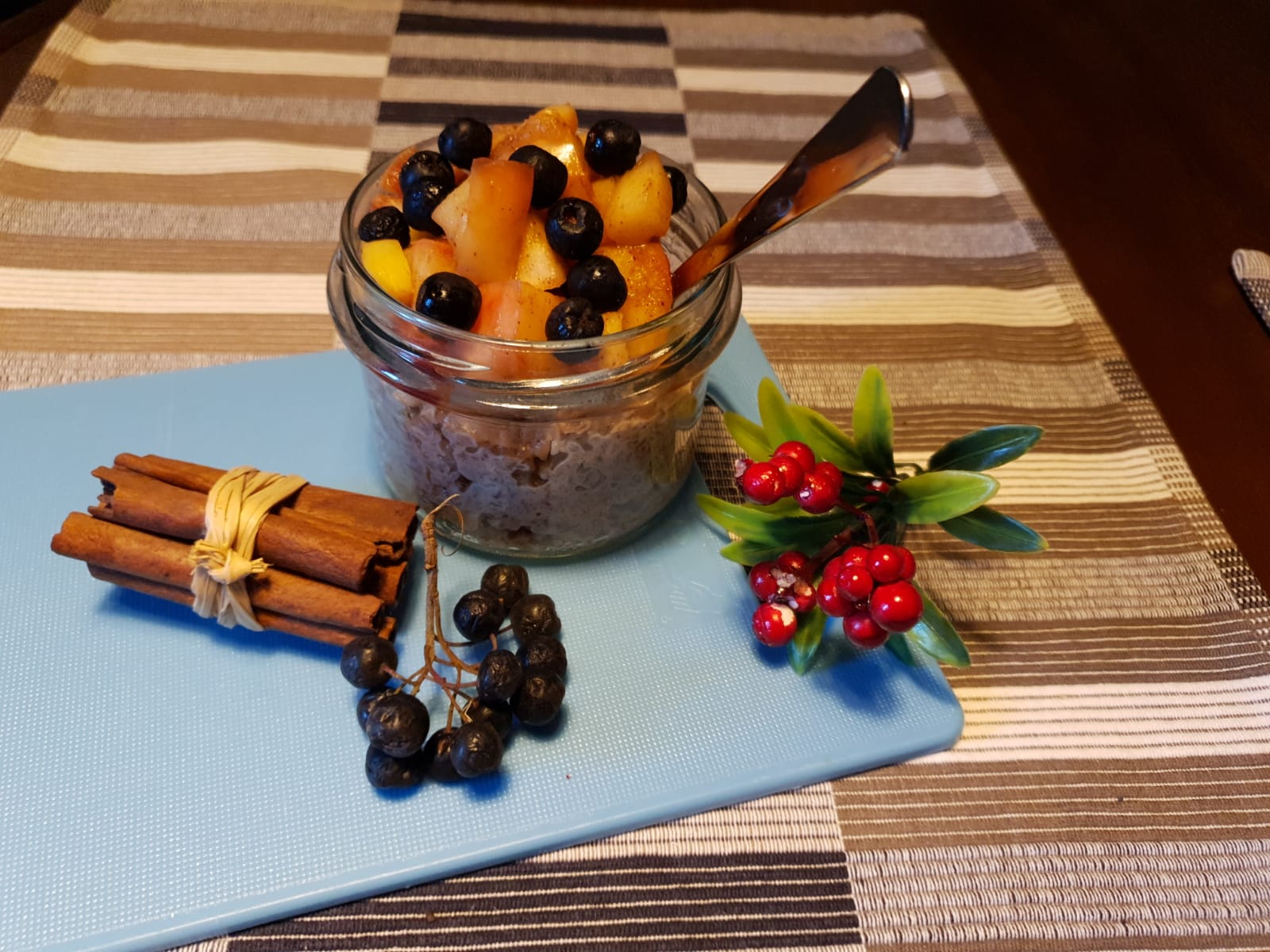 Porridge de ovăz cu măr copt, scorțișoară și aronia